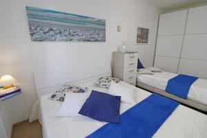 Letto o letti in una camera di Holiday Apartment With Wi-fi, Air Conditioning And Balcony; Pets Allowed