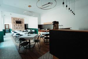 un restaurante con mesas y sillas en una habitación en Roa Guesthouse en Blaj