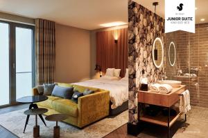 una camera d'albergo con letto e divano di WunnersWat Verl a Verl