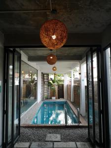 una piscina en medio de una casa en D'Story Brickhouse @ OKW en Melaka