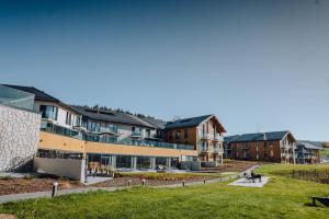 widok na kampus z budynkami w obiekcie Lake Hill Karkonosze Resort & Spa w mieście Sosnówka