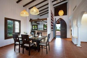 a dining room with a table and chairs at Villa Mantequilla in Alora