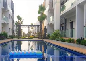 Bazén v ubytování Charmant Appartement avec une vue imprenable nebo v jeho okolí
