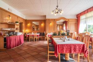 A restaurant or other place to eat at Garnì Bellavista