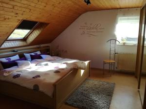 een slaapkamer met een groot bed op zolder bij An den Kleeäckern 4 Haus mit Herz in Ramberg