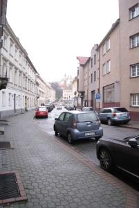 un groupe de voitures garées dans une rue de la ville dans l'établissement Cosy apartment in the Old Town II, à Varsovie