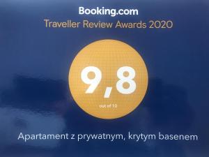 un cartello che legge i Travellers Review Awards con un cerchio d'oro di Apartament z prywatnym, krytym basenem a Sopot