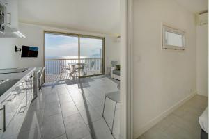 cocina y sala de estar con vistas al océano en IMMOGROOM - Panoramic View - quiet - AC - bright, en Cannes