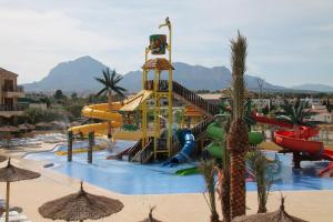 Bazén v ubytování Albir Garden Resort nebo v jeho okolí