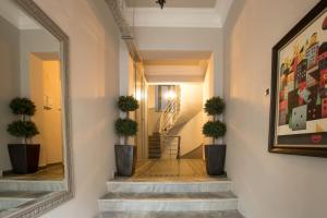 een hal met een trap met een spiegel en potplanten bij Urban Living 1 in Thessaloniki +202 foto's