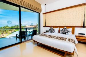 sypialnia z łóżkiem i dużym oknem w obiekcie Goldi Sands Hotel w Negombo