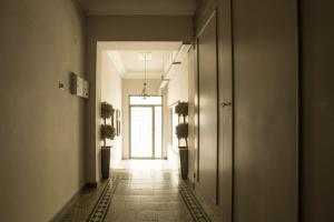 een lege hal met een deur en potplanten bij Urban Living 1 in Thessaloniki