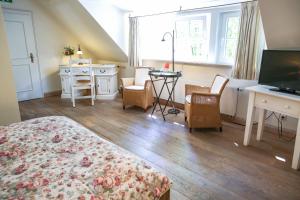 a hotel room with a bed and a desk and a computer at Altstadthotel Twardokus in Aurich