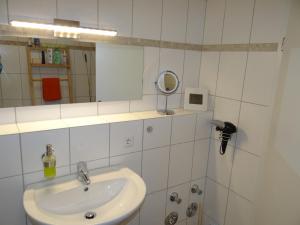 Ένα μπάνιο στο Beautiful Apartment im Zentrum von Sankt Augustin +22 φωτογραφίες