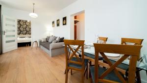 - une salle à manger et un salon avec une table et des chaises dans l'établissement Apartamenty EverySky - Górna 8, à Jelenia Góra