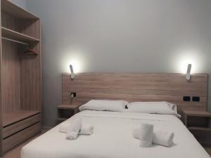 سرير أو أسرّة في غرفة في Miu Hotel