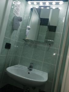 A bathroom at Miu Hotel