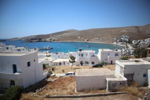 a view of a town with white buildings and a body of water at Maistrali in Karavostasi