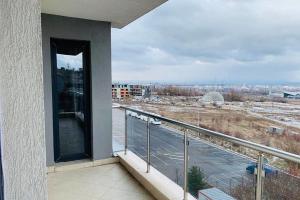 einen Balkon eines Gebäudes mit Straßenblick in der Unterkunft Orchidea 1 Bedroom Apartment in Sofia