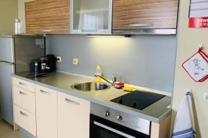 eine kleine Küche mit Spüle und Kühlschrank in der Unterkunft Orchidea 1 Bedroom Apartment in Sofia