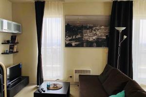 ein Wohnzimmer mit einem Sofa und einem Fenster in der Unterkunft Orchidea 1 Bedroom Apartment in Sofia