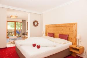 Postel nebo postele na pokoji v ubytování Hotel Garni Berghof