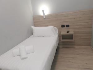 سرير أو أسرّة في غرفة في Miu Hotel