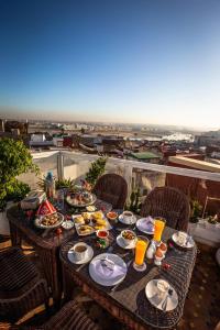 - une table avec de la nourriture et des boissons sur un balcon dans l'établissement Dar Kika Salam By DKS, à Rabat