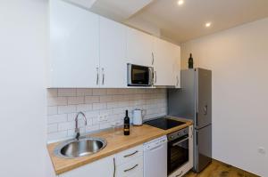 Kuchyň nebo kuchyňský kout v ubytování Apartment Moon River