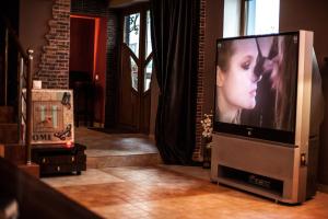 TV i/ili multimedijalni sistem u objektu Art-Rustic Boutique Hotel