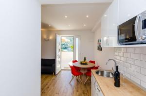 Kuchyň nebo kuchyňský kout v ubytování Apartment Moon River