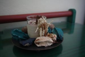 um prato de comida com um copo sobre uma mesa em Maistrali em Karavostasi