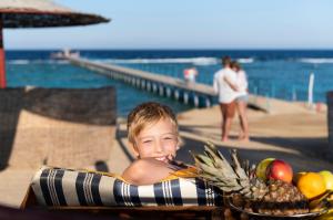 Un jeune garçon qui pose dans un gonflable dans l'établissement Three Corners Happy Life Beach Resort, à Abu Dabab