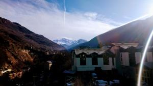 um arco-íris no céu sobre uma montanha em Grand studio tout confort pour 4 personnes em Brides-les-Bains