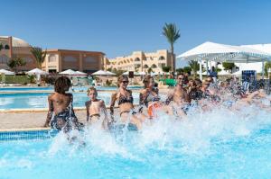 Three Corners Equinox Beach Resort vendégei