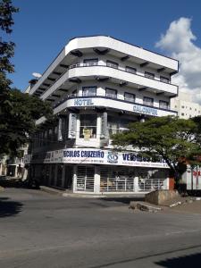 um grande edifício branco com um cartaz em Hotel Calcinfer em São João del Rei