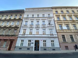 um edifício branco com uma porta em frente em Chevron Hotel em Praga