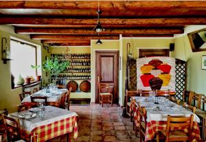 restauracja z dwoma stolikami w pokoju w obiekcie Agriturismo Cascina Binelli w mieście Dogliani