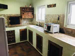 una cocina con encimera y microondas. en CASA RURAL CON DESAYUNO Y BONITAS VISTAS, en Teror