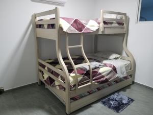 Двухъярусная кровать или двухъярусные кровати в номере KattyApartament1102