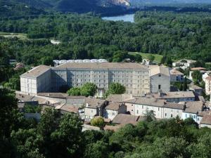 een uitzicht op een stad met een groot gebouw bij HOSTELLERIE CHARLES de FOUCAULD in Viviers