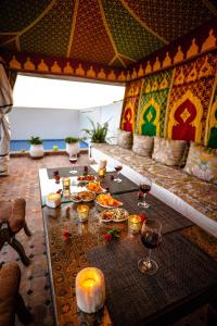 - une table avec de la nourriture et des verres à vin dans l'établissement Dar Kika Salam By DKS, à Rabat