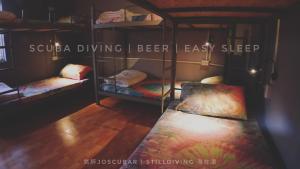 A bed or beds in a room at 氮醉潛水酒吧旅宿JoScubar Diving Hostel