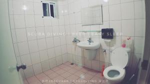 A bathroom at 氮醉潛水酒吧旅宿JoScubar Diving Hostel Még 22 kép