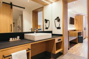 un bagno con lavandino e specchio di Hotel Weisseespitze a Kaunertal
