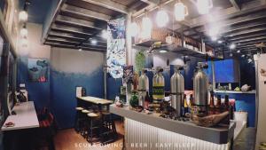 The lounge or bar area at 氮醉潛水酒吧旅宿JoScubar Diving Hostel