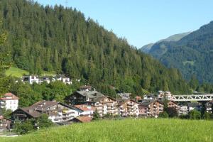 un grupo de casas en un valle con una montaña en Appartement in Hus Signal met prachtig uitzicht op de bergen en Klosters Serneus