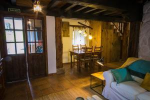Los Narros的住宿－Casa rural La Tenada，客厅配有沙发和桌子