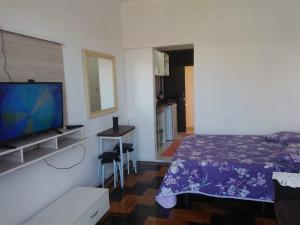 Televízia a/alebo spoločenská miestnosť v ubytovaní Apartamento Paraíso A Beira Mar