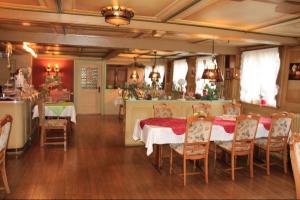 una grande sala da pranzo con tavolo e sedie di Pension Adler a Bannholz